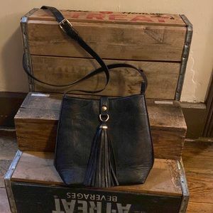 black crossbody purse